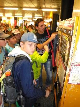 Když jsme konečně vystoupili v Praze z autobusu, vydali jsme se na Černý Most, kde jsme nastoupili do metra. Jízda metrem se mi líbila.