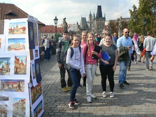 OKÉNKO DO TŘÍD 8.A Řekni, kde ty kytky jsou V osmé třídě ubyla jedna žákyně, protože Julie Hoffingerová odešla na jinou školu, takže jich je 21 žáků, z toho 13 kluků a 8 dívek.
