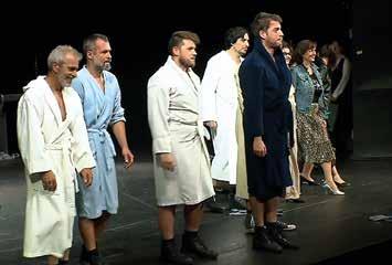 APLAUS APLAUS Švédský choreograf Johan Inger (uprostřed), jeden z nejvýznamnějších choreografů současnosti, přijel počátkem září do