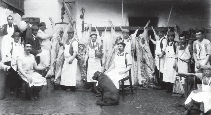 Z DOMOVA 9 v obchodě apod. Pracovní doba byla od čtyř hodin ráno do osmé až deváté hodiny večer. V neděli byl hlavní obchod týdne, proto se na něj musel připravit a také se ho zúčastnit.