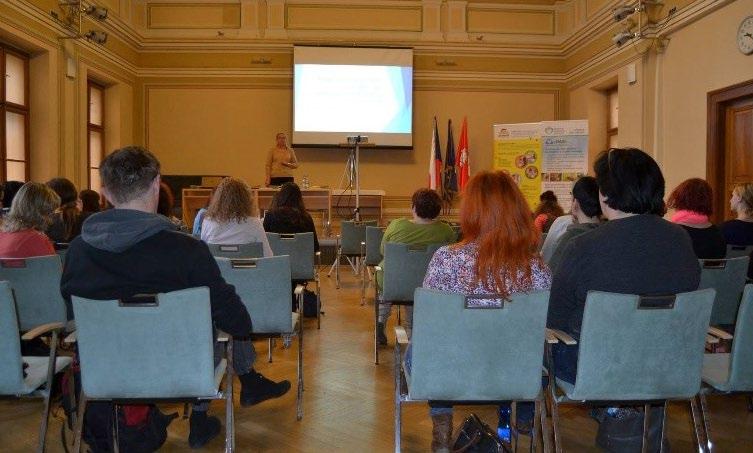 Odpolední program byl věnovaný společnému focení v modrém, kterého se zúčastnili rodiče s dětmi, pracovníci obou organizací a poslanec Parlamentu ČR PharmDr.