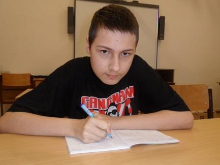 Náš redakční tým: PETR RAKAŠ ŠÉFREDAKTOR Má rád: všechno kolem PC a elektroniky počítačové hry