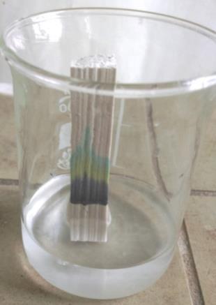V dalším experimentu jsem vyměnila barevné fixy za černé a porovnala jsem fixy od dvou různých výrobců Centropen a Koh-I-Noor Hardtmuth. Opět jsem fixami namalovala pruhy, každý z jedné strany křídy.