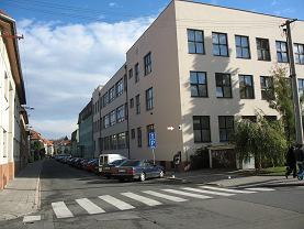 UTB ve Zlíně, Fakulta aplikované informatiky, 2015 72 Obrázek 20. Pohled na společný vstup do areálu SAB DOME kamera na levém křídle budovy by pokrývala celý prostor.