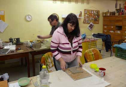 a vyšívání, úklid, zahradník, administrativní pracovník, keramika, práce s papírem, prodejní dovednosti, žehlení, kompletace, obrábění aj. Pracovně terapeutická činnost: Skupinová podpora, např.