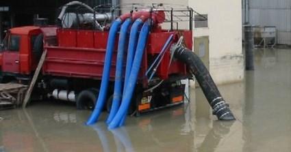 Obrázek 5.21 Instalace na korbě automobilu [3, 10] Při instalaci na stabilním podkladu je třeba pamatovat na hlavní zásady.
