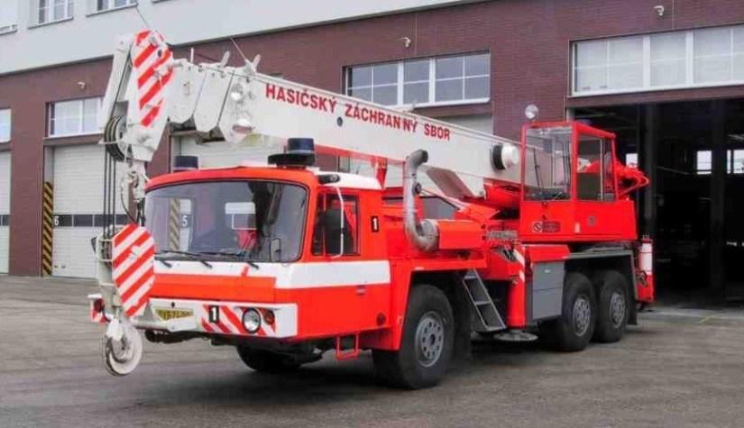 7.6 Automobilový jeřáb AD 28 Jeřáb je na podvozku TATRA T 815 PJ 28 170 6 x 6 (viz Obr. 7.12). Vozidlo je schopné se pohybovat i ve středně těžkém terénu. Výrobce jeřábu je ČKD Slaný.