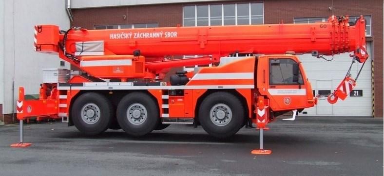 7.7 Automobilový jeřáb AC60/3 - Terex Demag POS 302 Jedná se o jeřáb o nosnosti 60 tun na šestikolovém podvozku se všemi nápravami hnanými a všemi řiditelnými. Každá disponuje uzávěrkou diferenciálu.