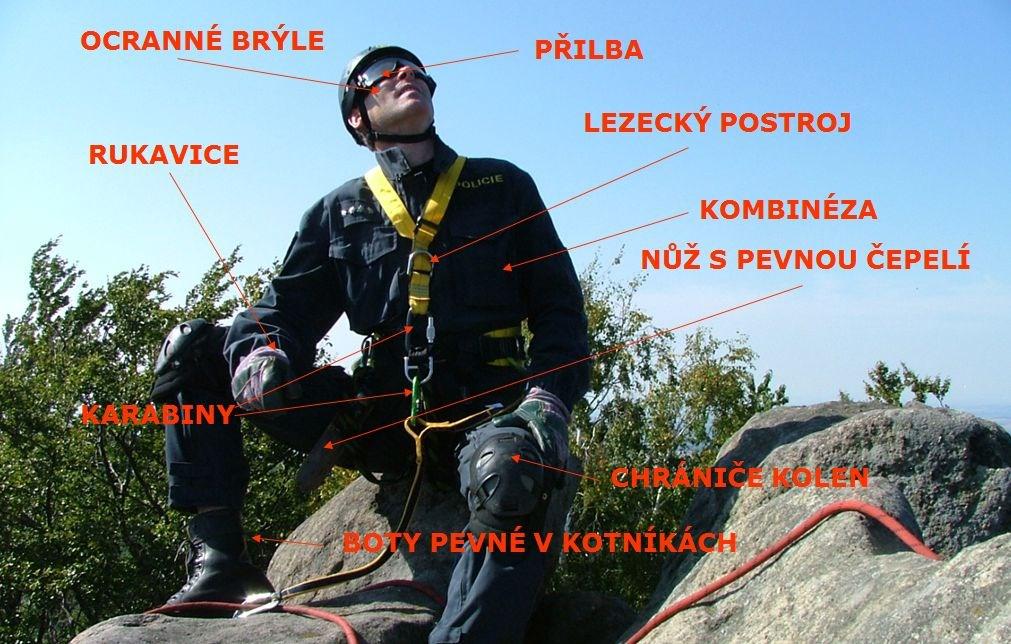 využitím lezecké techniky. První viditelný rozdíl je pochopitelně v ochranném oděvu, obuvi a rukavicích.