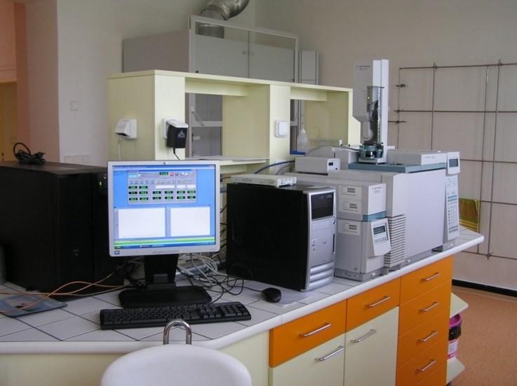 3.3 Přístrojové vybavení chemické laboratoře Popsat komplexně a vysvětlit funkci všech detekčních přístrojů a analyzátorů by vydalo na samostatnou knihu.