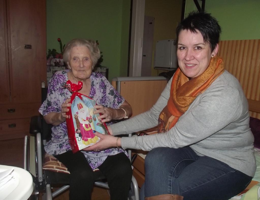Hornobenešovský zpravodaj str. 2 S Mikulášem do Pohody Hasičky z SDH Horní Benešov zajely 7.12.2017 navštívit členku SDH paní Anežku Prilovou do domova Pohoda v Bruntále.