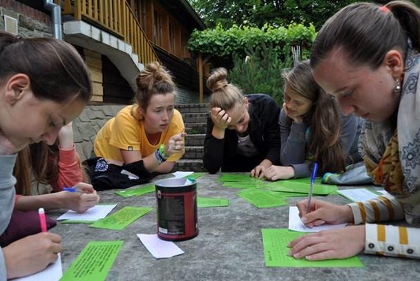 VÝROČNÍ ZPRÁVA 2015 Podíleli jsme se na projektu Letní škola rozvojové spolupráce Jako každý rok, tak i letos byla naše organizace součástí Letní školy rozvojové spolupráce pro středoškolské studenty.