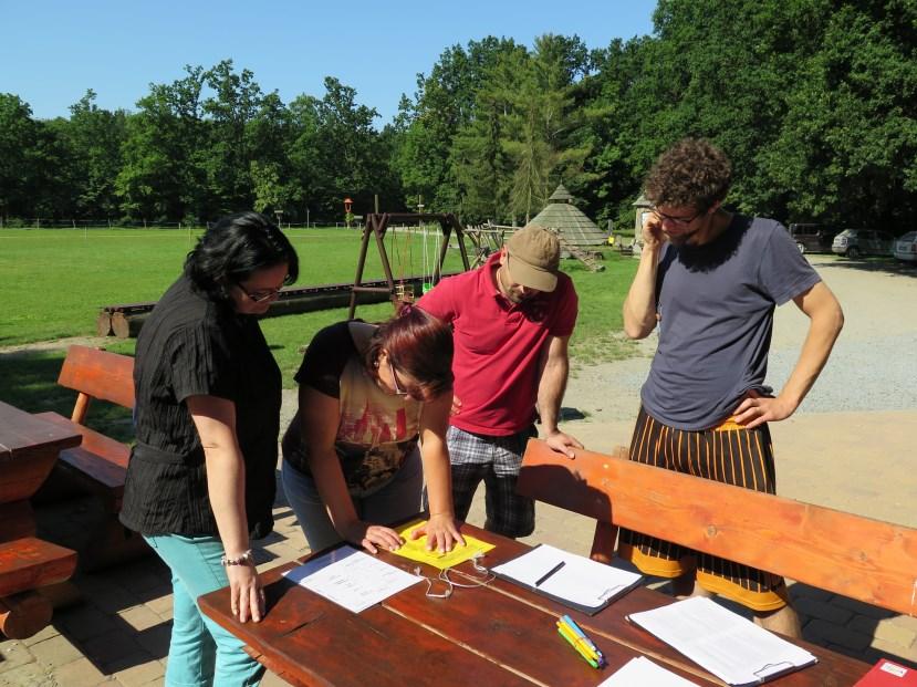Migrace není legrace PROJEKT Jednoletý projekt (duben 2015 březen 2016) Migrace není legrace usiluje prostřednictvím pedagogů o to, aby mladí lidé dokázali kriticky hodnotit přijímané informace a