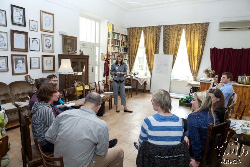 VÝROČNÍ ZPRÁVA 2015 Učíme v souvislostech Na počátku projektu stála myšlenka nabídnout pedagogům základních a středních škol akce, které jim pomohou lépe se orientovat v materiálech a tématech