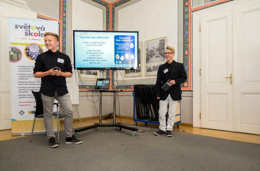 Světová škola Učíme v souvislostech V rámci projektu usilovaly od počátku školního roku 2014/2015 ZŠ Jindřichov, okres Bruntál a ZŠ Slatinice ve spolupráci s ARPOKem o to, aby se staly světovými.