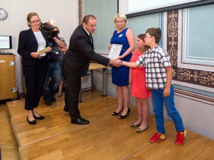 listopadu 2015 v Divadle hudby Olomouc. S experty diskutovalo přes 60 účastníků ze sedmi škol. O tématu migrace debatovala také veřejnost na panelové diskuzi s názvem Migrace co bude dál.