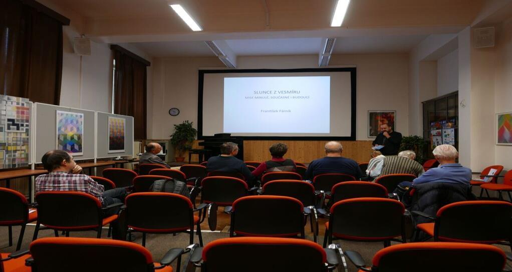 Foto: Ivana Macourková b) Aktivní účast na odborných konferencích a seminářích - Člověk ve svém pozemském a kosmickém prostoru: U příležitosti nedožitých devadesátých narozenin RNDr.