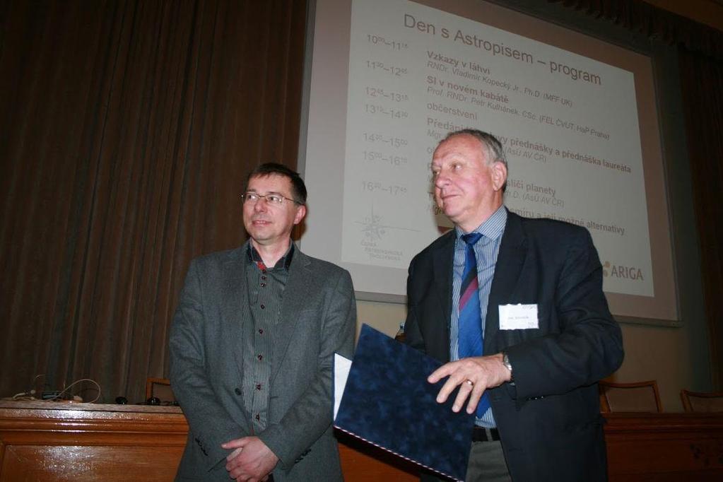 přednášky najdete na http://www.astro.cz/cas/ceny/kopalova_prednaska/. Mgr. Petr Pravec, Dr. přebere diplom od předsedy ČAS Ing. Jana Vondráka, DrSc.