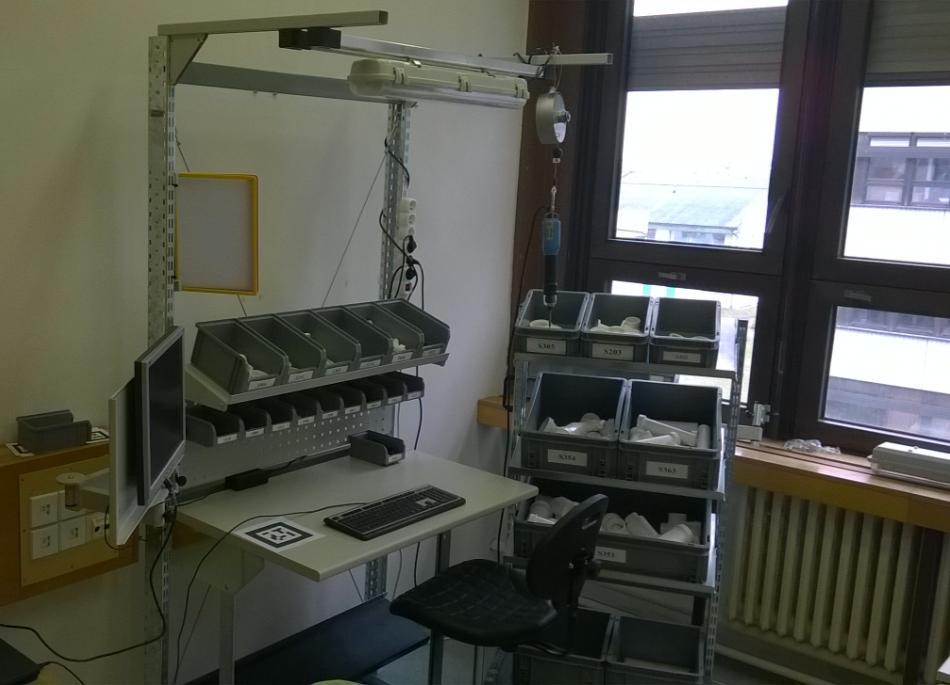 Obr. 26 Skenované pracoviště v ergonomické laboratoři 5.3.2. Zajištění skenovacího zařízení - Laserová skenovací stanice Leica C5 Použitým skenovacím zařízením je laserový skener společnosti Leica, model C5.