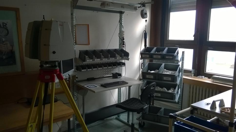 každého skenovaného bodu i jeho RGB hodnoty (barvu bodu). Rovněž při focení je nutné snížit pohyb před kamerou na minimum z důvodu správného obarvení bodů.