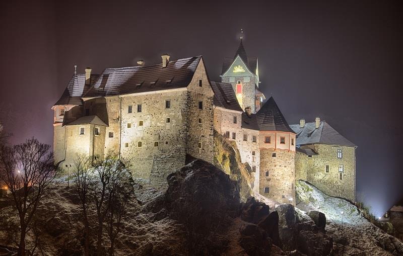 HRAD LOKET Foto: Fotobanka KV kraje www.kvpoint.cz Gotický hrad Loket z 13. století 50 11'14.052"N 12 45'14.478"E Hrad Loket stojí na břehu řeky Ohře nedaleko Karlových Varů už od začátku 13. století. Gotický hrad Loket byl po staletí významným strategickým místem.