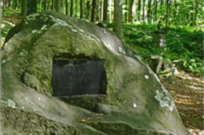 PAMÁTNÍK PADLÝCHV 1. SVĚTOVÉ VÁLCE Foto: www.marianskelazne.cz Památník se nachází na trase Geologické stezky. 49.981073 12.705913 Památník se nachází na trase Geologické stezky.