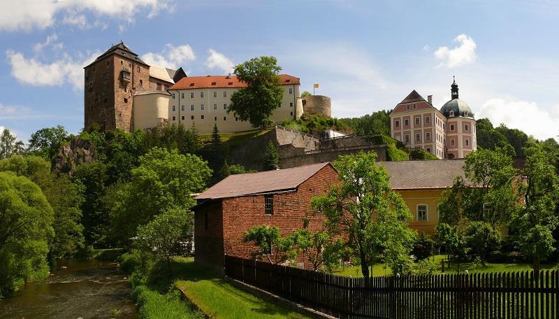 HRAD A ZÁMEK BEČOV NAD TEPLOU Foto: Fotobanka KV kraje www.kvpoint.cz Pozdně gotický hrad Bečov a barokní zámek Bečov nad Teplou Hrad je v současné době uzavřen.