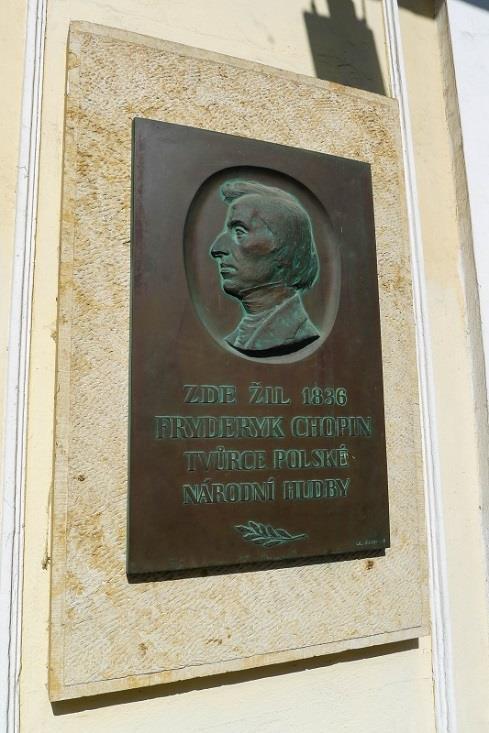 PAMÁTNÍK FRYDERYKA CHOPINA Foto: www.marianskelazne.cz Na Hlavní třídě je dům CHOPIN (původně U bílé labutě, čp. 47) a na něm vzpomínají na Chopina pamětní desky v řečech české, polské a francouzské.