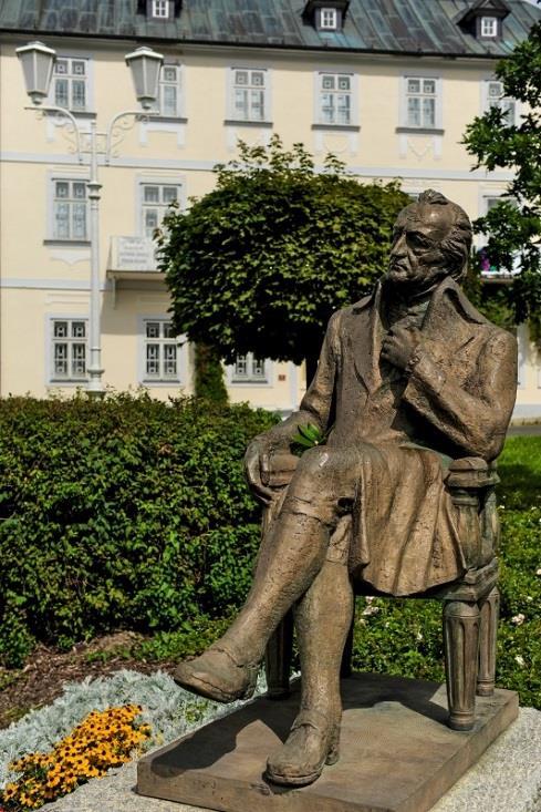 BRONZOVÝ POMNÍK J. W. GOETHA Foto: Zdeněk Král Původní pomník Goethe na lavičce byl odhalen 15. 5. 1932 ke 100. výročí úmrtí J. W. Goetha (autor Willy Russ z Krásna). souřadnice N souřadnice E 49.