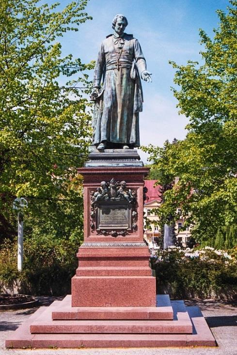 SOCHA KARLA KAŠPARA REITENBERGERA Foto: Zdeněk Král Reitenbergerova socha stojí na kolonádě u Zpívající fontány. Byla odhalena u příležitosti 100. výročí opatova narození v roce 1879.