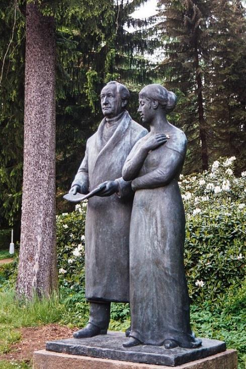 GOETHE A MÚZA Foto: Zdeněk Král Socha ženy neznázorňuje Goethovu lásku Ulriku. Je to symbol ženy inspirátorky básníků. 49.981215 12.700565 Dílo berlínského sochaře prof.
