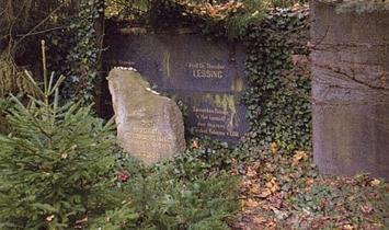 ŽIDOVSKÝ HŘBITOV Foto: www.marianskelazne.cz Židovský hřbitov u silnice směr Velká Hleďsebe byl založen roku 1875. 49.964783 12.683762 Židovská obec v Mariánských Lázních existovala již roku 1824.