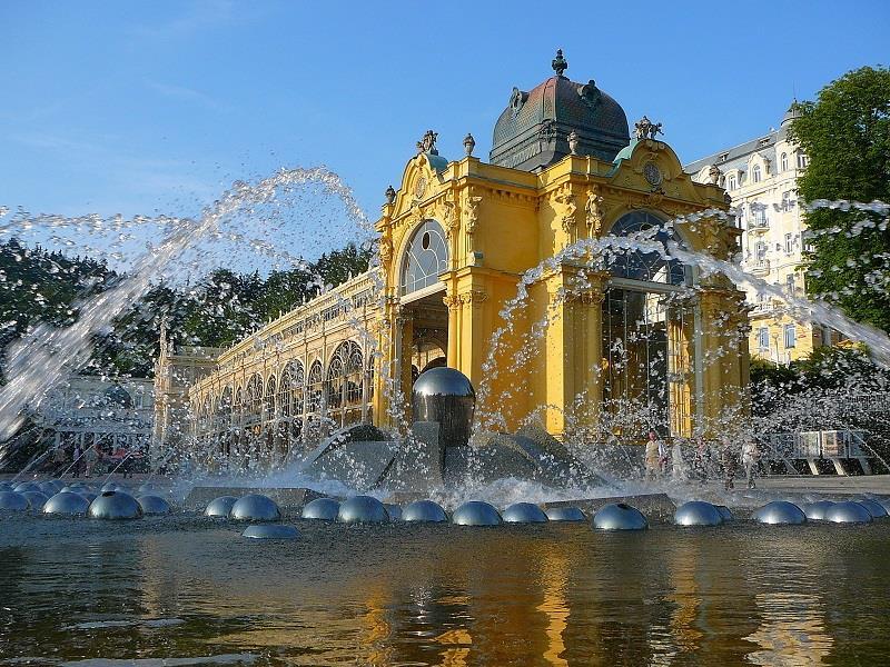 ZPÍVAJÍCÍ FONTÁNA Foto: Fotobanka KV kraje www.kvpoint.cz Zpívající fontána patří mezi dominanty Mariánských Lázní. 49.976589 12.706158 Nachází se na kolonádě u sochy opata Reitenbergera.