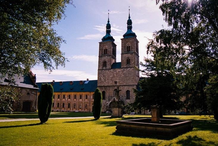 KLÁŠTER PREMONSTRÁTŮ TEPLÁ Foto: Zdeněk Král Klášter premonstrátů Teplá byl založen v roce 1193 blahoslaveným Hroznatou, českým šlechticem. 49 57'59.540"N 12 52'40.