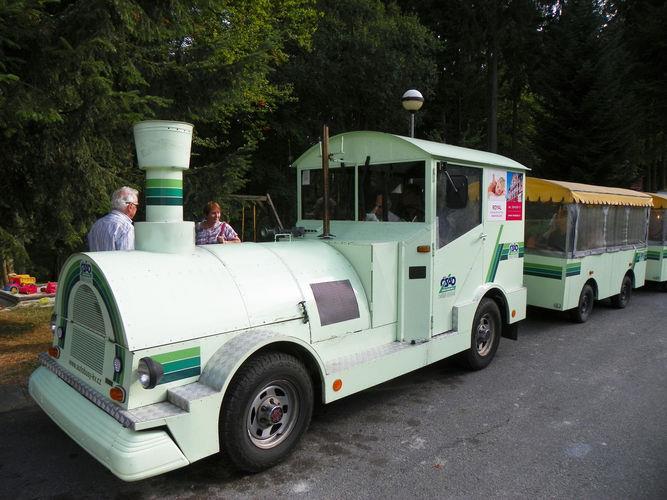 TURISTICKÝ AUTOVLÁČEK Foto: www.marianskelazne.cz Letní vyhlídkové jízdy turistickým autovláčkem po městě Mariánské Lázně. souřadnice N 49 58'23.072"N souřadnice E 12 42'12.