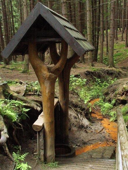 MEDVĚDÍ PRAMEN Pramen vyvěrá v lesoparku mezi hotelem Agricola a Balbínovým pramenem (směr Velká Hleďsebe) 49.969083 12.684361 Je známý kamennou sochou Eiblova medvěda.