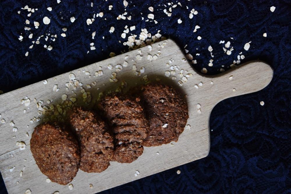 III. Dobré dezerty Arašídové sušenky Zdravé domácí sušenky nejsou žádná věda. Jsou výborným řešením pro případy, kdy máte doma různé zbytky potravin - oříšky, semínka, vločky apod.