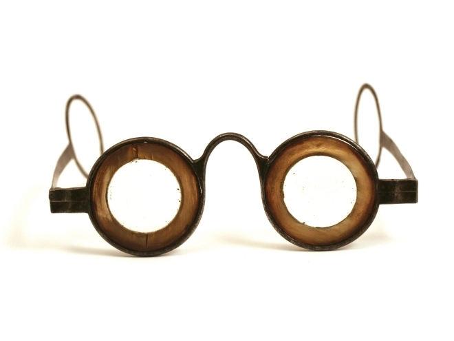 historie Bohudíky z brýle Byly doby, kdy nutnost nosit dioptrické brýle mnoho lidí tjilo to, že viditelně oznmují světu svoji nedokonlost, povžovli z velký hndicp.
