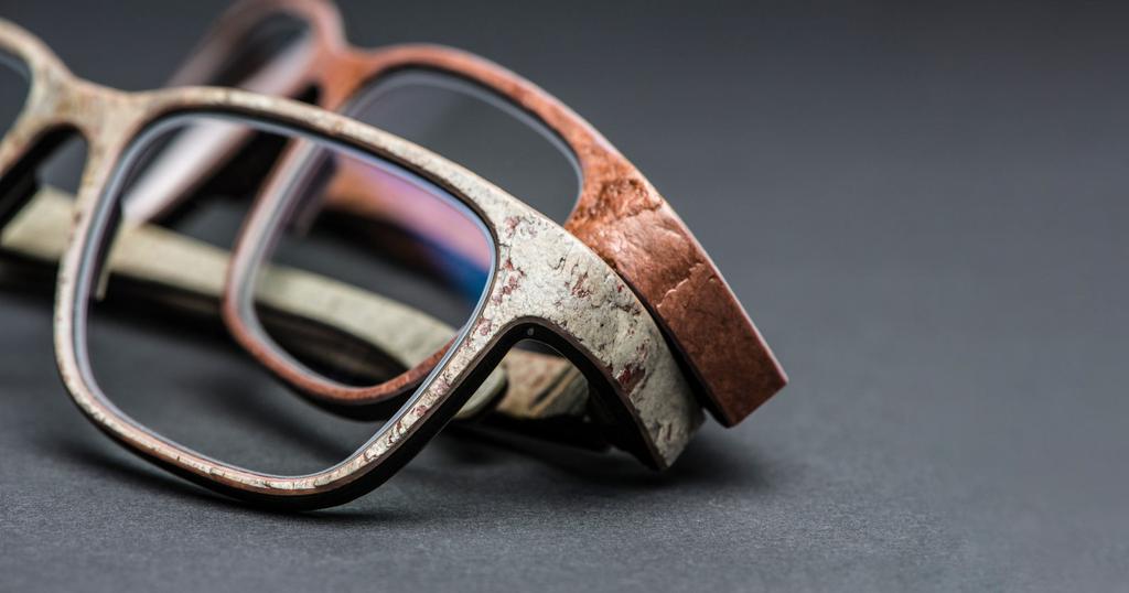 trendy Od té doby se píše historie společnosti ROLF, která nbízí brýle kompletně vyráběné ze dřev nebo v kombinci s kmenem rohovinou. A to bez použití kovových částí nebo šroubků.
