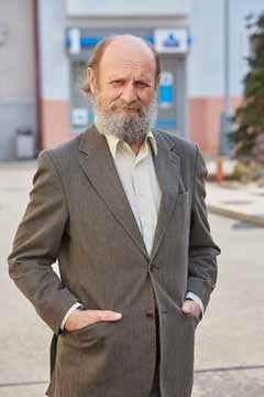 Pavlát (Václav Helšus) se se smrtí své ženy ale dodnes nevyrovnal a otázkou je, zda se s ní někdy vůbec bude schopen vypořádat.