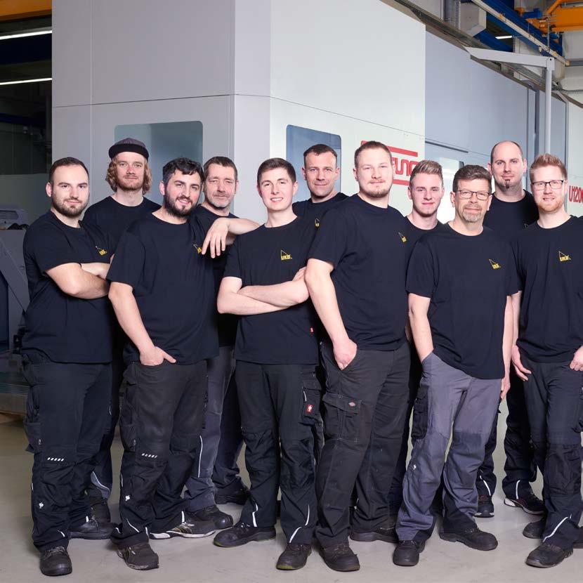 Precizní NAŠE ÚKOLY: Výroba komplexních ohraňovacích nástrojů a speciálních nástrojů Kompletní výroba ze surového materiálu až k dokončení frézovaného dílu Vytváření 3D-kontur pomocí