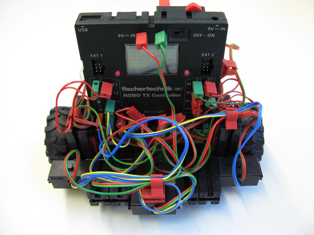 pro indikaci chyby programu. Samozřejmostí je použití baterie pro napájení robota. Kapacita baterie je 1500 mah, napětí 8,4 V. Baterie je typu Ni-MH.
