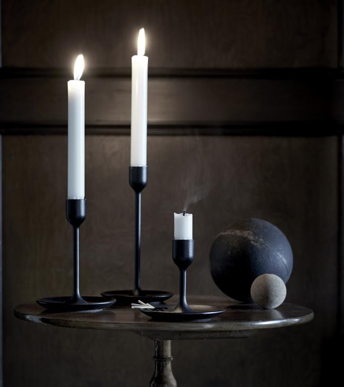 Níže jsme pro vás připravili několik tipů do začátku: Nejprve si vyberte svícen, poté svíčku, která se k němu hodí vysvětluje Anh. Svícen určuje styl místnosti.