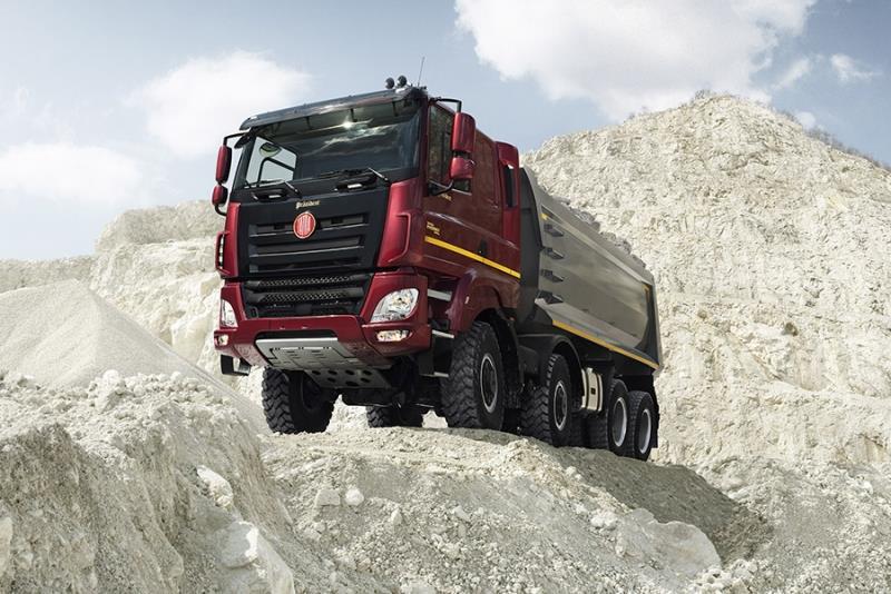 Návrh hlavních stavebních strojů a mechanismů Délka: Výška: 7015 mm 3250 mm Hmotnost: 25 t Obr. 6: Tahač s návěsem Tatra Phoenix 6x6 1.7. Vrtná souprava SOILMEC PSM 980 Tato vrtná souprava bude užita pro vyvrtání zemních kotev délky 9 až 13 m.