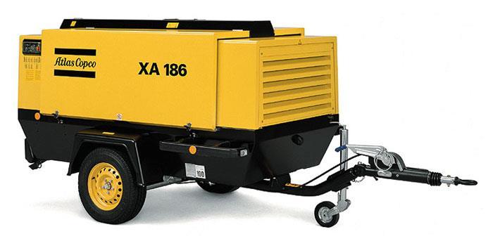 Výtlak: Váha: Výkon: 5,3 m 3 /min při 7 bar 950 kg 35,6 kw Obr. 20: Pojízdný kompresor Atlas Copco XAS 186DD 2.7. Ježkový válec vibrační BMP 8500 Válec se používá k hutnění zemin, zásypových materiálů.