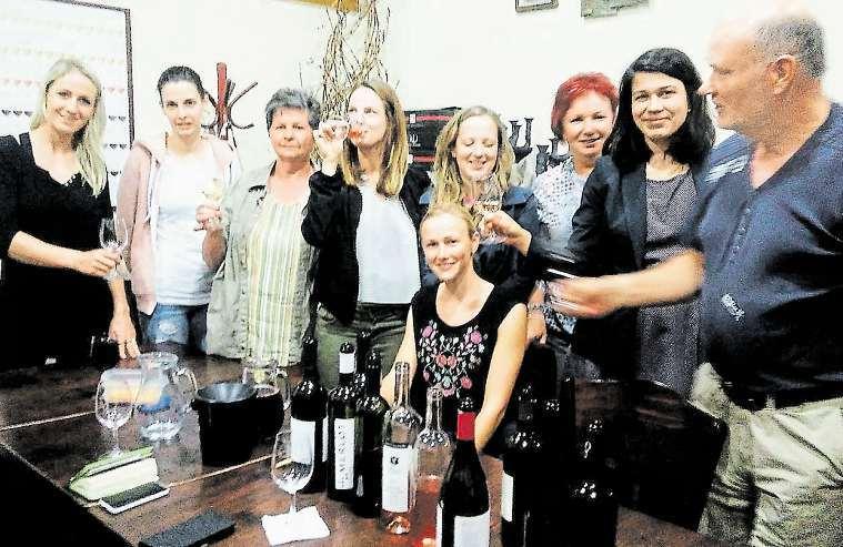 20 14. července 2017 Česká republika Dá mi vína? Ženy, které strčí do kapsynejednohovinaře Dá mi vína? Pod touto slovní hříčkou se skrývají dámy, které vínu rozumí amají ho rády.