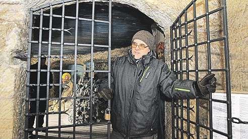 FOTO OTA BARTOVSKÝ ČESKOLIPSKO Největší slávu mu dělá skála vysoká přes 30 metrů adlouhá 100 metrů.kdysido ní kameníci probourali úzké vstupní chodby ivytesali místo pro kostel završený věží.