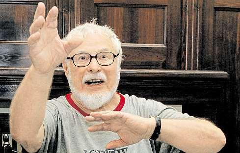 Za největší paradox považuju to, že tátovy snímky vkalendářích arůzných nástěnných obrazech visí snad vkaždém českém normalizačním seriálu, jako třeba Okres na severu.