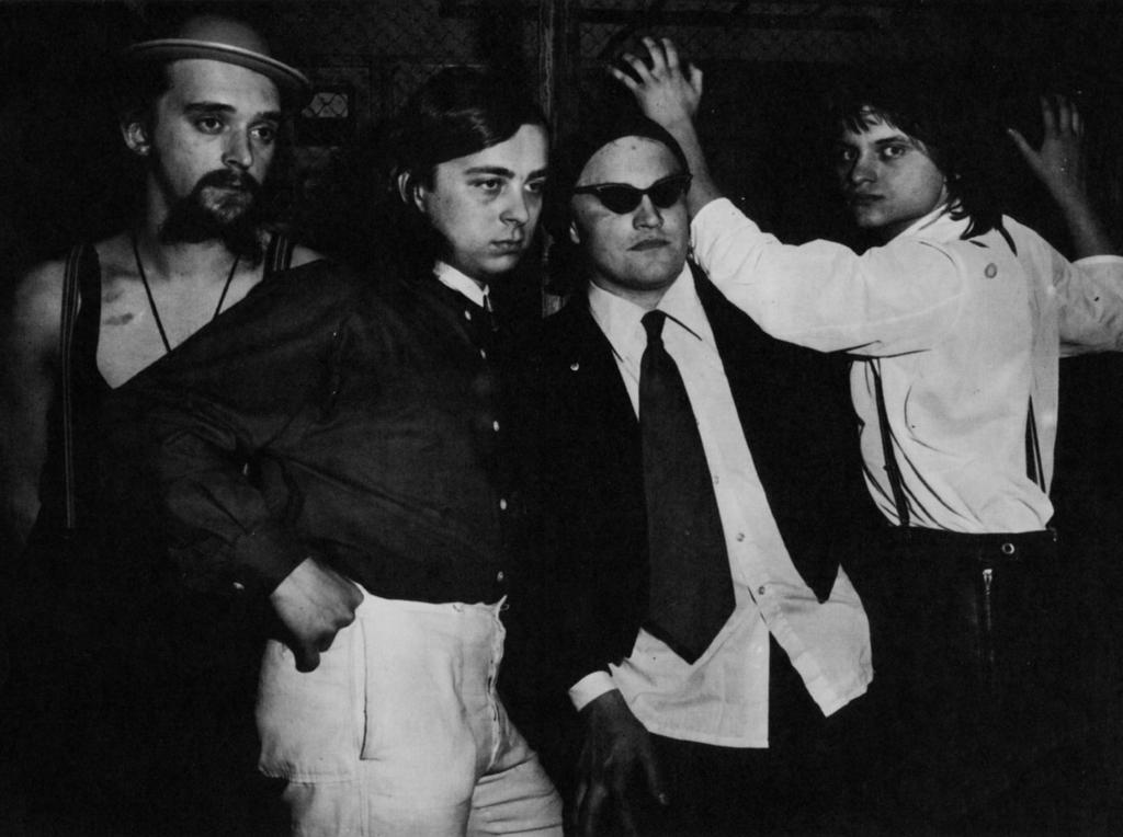 dopadem. Pánové Čok, Hrubeš, Kocáb a Pavlíček + Tomek byli sice na pódiu všelijak nastrojeni a maskováni, ale tím hitovost songů nezačínala.