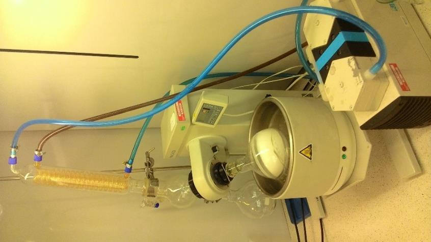 laboratorní teplotě 23 C po dobu 30 min, poté byla baňka vložena do vodní lázně vyhřáté na 60 C na dobu 30 min.